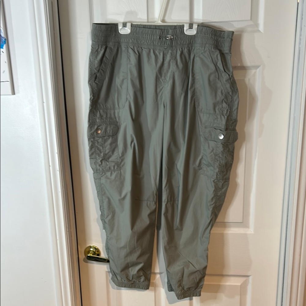 Calvin Klein NWOT XXL cropped Cargo pants